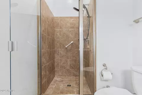 Bath - 1069 E Periwinkle Way, Gilbert, AZ 85297 photo 7 of 7