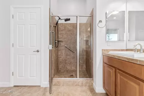 Bath - 1069 E Periwinkle Way, Gilbert, AZ 85297 photo 3 of 7