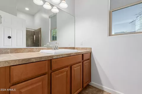 Bath - 1069 E Periwinkle Way, Gilbert, AZ 85297 photo 6 of 7
