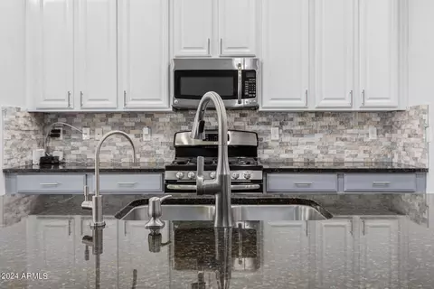 Kitchen - 1069 E Periwinkle Way, Gilbert, AZ 85297 photo 4 of 6