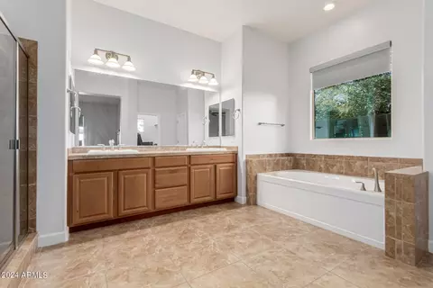 Bath - 1069 E Periwinkle Way, Gilbert, AZ 85297 photo 1 of 7