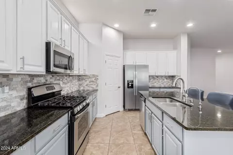 Kitchen - 1069 E Periwinkle Way, Gilbert, AZ 85297 photo 2 of 6