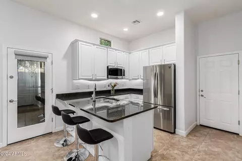 Kitchen - 1069 E Periwinkle Way, Gilbert, AZ 85297 photo 5 of 6