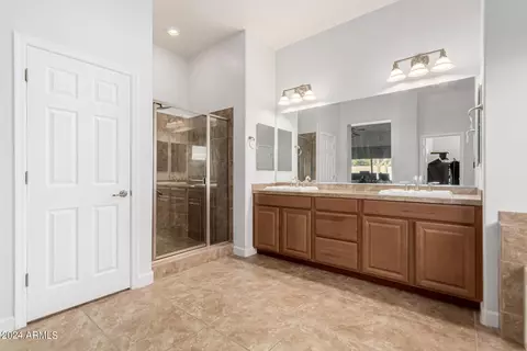 Bath - 1069 E Periwinkle Way, Gilbert, AZ 85297 photo 2 of 7