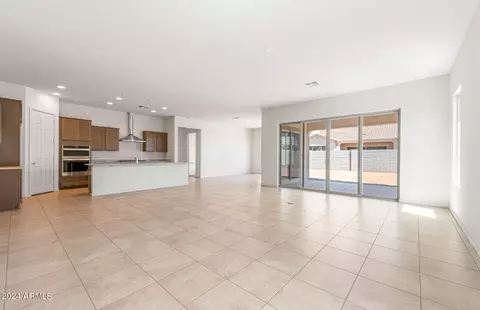 Living - 848 W Flatiron Trl, Apache Junction, AZ 85120 photo 5 of 6