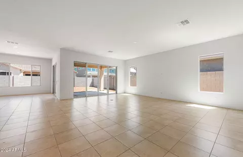 Living - 848 W Flatiron Trl, Apache Junction, AZ 85120 photo 4 of 6