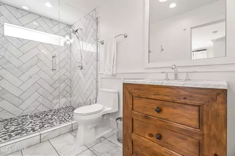 Bath - 5625 Exeter Blvd, Phoenix, AZ 85018 photo 9 of 9