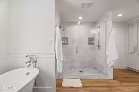 Bath - 5625 Exeter Blvd, Phoenix, AZ 85018 photo 4 of 9