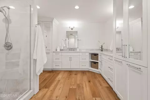 Bath - 5625 Exeter Blvd, Phoenix, AZ 85018 photo 5 of 9