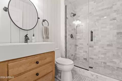 Bath - 5625 Exeter Blvd, Phoenix, AZ 85018 photo 1 of 9