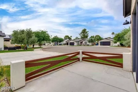 210 E Ashwood Pl, Phoenix, AZ 85012 photo 3