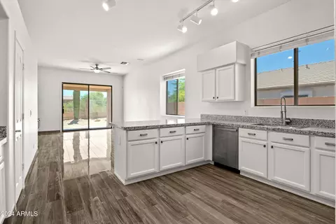 4247 E Tether Trl, Phoenix, AZ 85050 photo 7