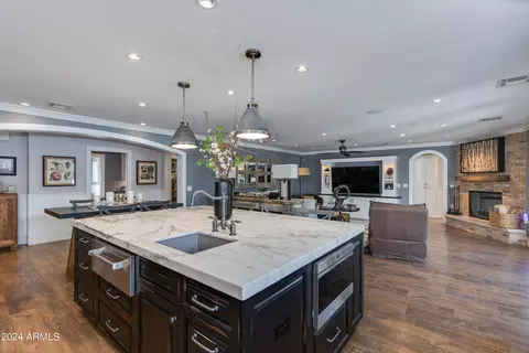 Kitchen - 2214 E Bethany Home Rd, Phoenix, AZ 85016 photo 6 of 10