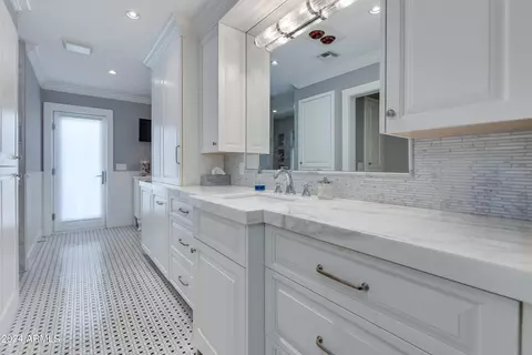 Bath - 2214 E Bethany Home Rd, Phoenix, AZ 85016 photo 1 of 9