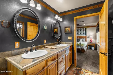 Bath - 1525 W Maddock Rd, Phoenix, AZ 85086 photo 3 of 4