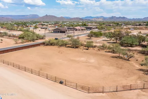 View/Area - 1525 W Maddock Rd, Phoenix, AZ 85086 photo 2 of 10