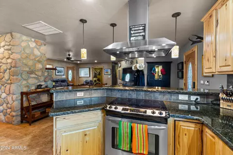 Kitchen - 1525 W Maddock Rd, Phoenix, AZ 85086 photo 4 of 4