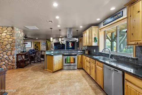 Kitchen - 1525 W Maddock Rd, Phoenix, AZ 85086 photo 3 of 4