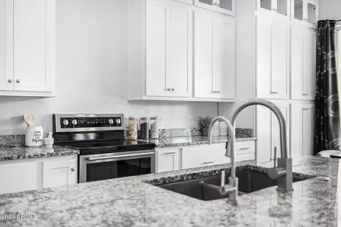 Kitchen - 2565 E Queen Creek Rd, Gilbert, AZ 85297 photo 6 of 8