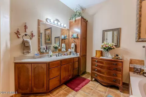 Bath - 844 E Desert Dr, Globe, AZ 85501 photo 1 of 8