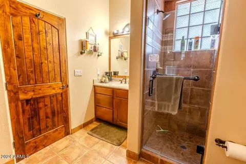 Bath - 844 E Desert Dr, Globe, AZ 85501 photo 7 of 8
