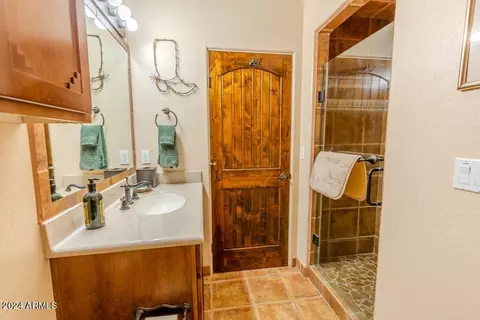 Bath - 844 E Desert Dr, Globe, AZ 85501 photo 5 of 8