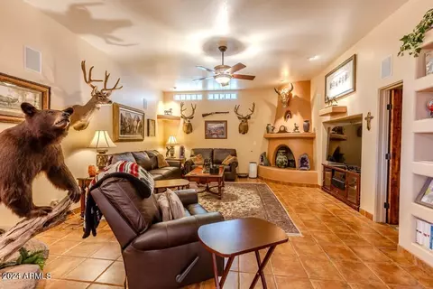 Living - 844 E Desert Dr, Globe, AZ 85501 photo 3 of 4