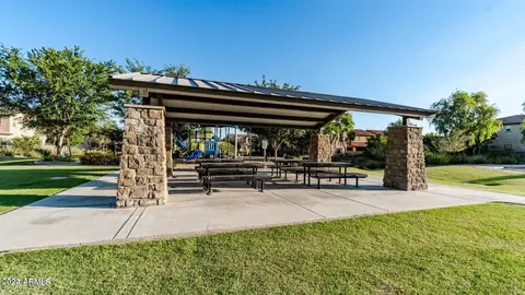 View/Area - 4535 E Walter Way, Phoenix, AZ 85050 photo 2 of 9