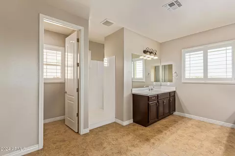 Bath - 4535 E Walter Way, Phoenix, AZ 85050 photo 4 of 6