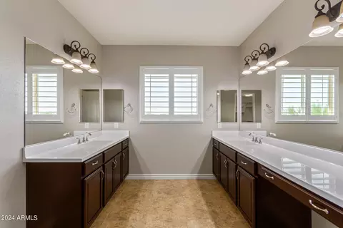 Bath - 4535 E Walter Way, Phoenix, AZ 85050 photo 2 of 6