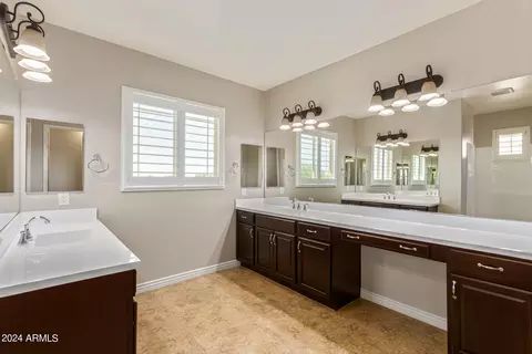 Bath - 4535 E Walter Way, Phoenix, AZ 85050 photo 3 of 6