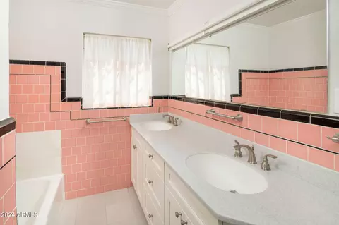Bath - 3329 N 17th Dr, Phoenix, AZ 85015 photo 1 of 2
