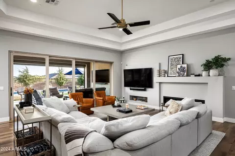 Living - 2869 E Cashman Dr, Phoenix, AZ 85050 photo 3 of 4