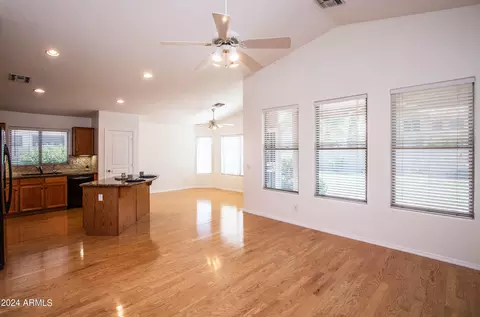 643 E Iris Ct, Gilbert, AZ 85296 photo 4