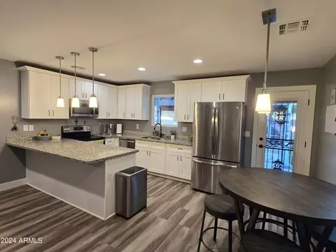 517 N 63rd Ln, Phoenix, AZ 85043 photo 4