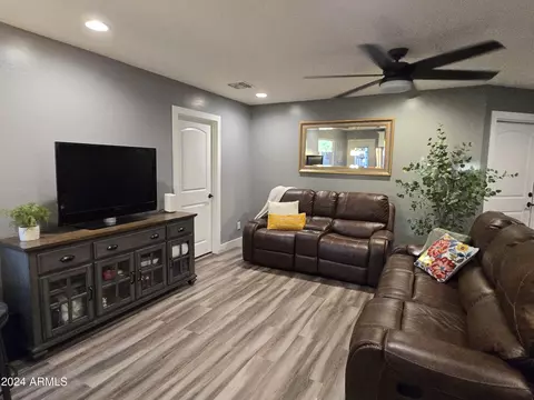 517 N 63rd Ln, Phoenix, AZ 85043 photo 6