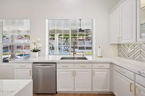 Kitchen - 1624 E Briarwood Ter, Phoenix, AZ 85048 photo 5 of 8