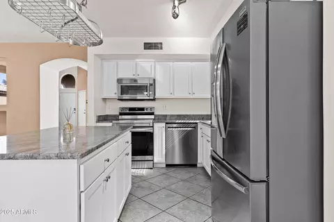 3211 E Kerry Ln, Phoenix, AZ 85050 photo 9