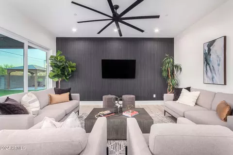 2245 E Desert Ln, Phoenix, AZ 85042 photo 10
