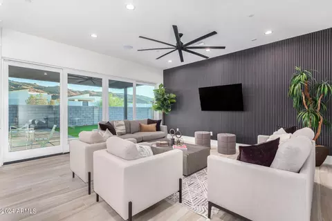 2245 E Desert Ln, Phoenix, AZ 85042 photo 6
