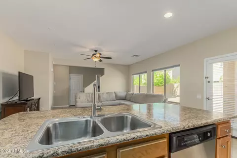 Kitchen - 2032 W Monte Cristo Ave, Phoenix, AZ 85023 photo 4 of 5