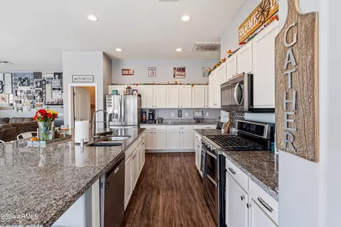 Kitchen - 10737 E Simone Ave, Mesa, AZ 85212 photo 2 of 5