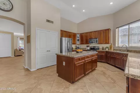 Kitchen - 3294 E Blue Ridge Way, Gilbert, AZ 85298 photo 6 of 8