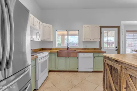 Kitchen - 1239 E Galvin St, Phoenix, AZ 85086 photo 4 of 6