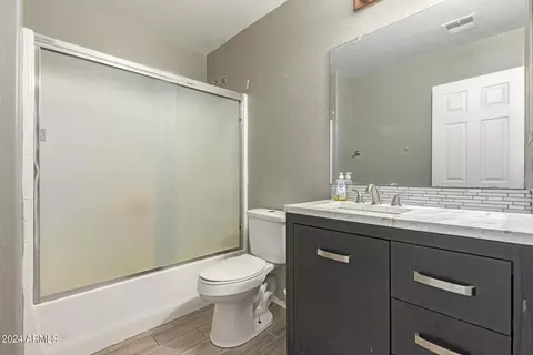 Bath - 7221 W Globe Ave, Phoenix, AZ 85043 photo 3 of 3