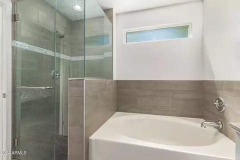 Bath - 7221 W Globe Ave, Phoenix, AZ 85043 photo 2 of 3