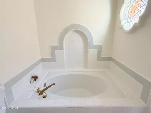 Bath - 1036 E Sahuaro Dr, Phoenix, AZ 85020 photo 2 of 4