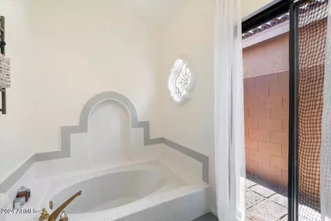 Bath - 1036 E Sahuaro Dr, Phoenix, AZ 85020 photo 3 of 4
