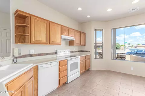 Kitchen - 10921 E Oro Ave, Mesa, AZ 85212 photo 2 of 3