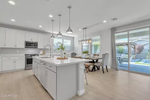 Kitchen - 10020 E Wavelength Ave, Mesa, AZ 85212 photo 5 of 6